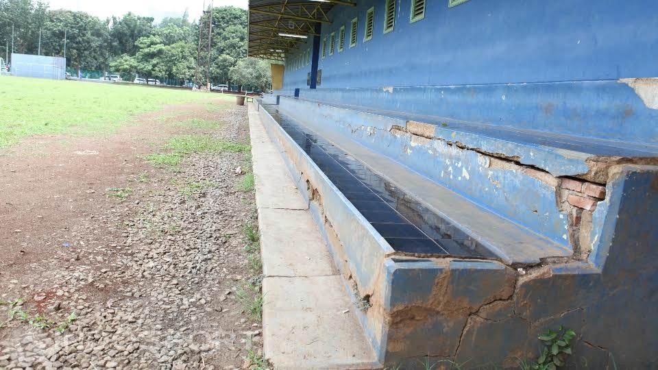 Kondisi tempat duduk tribun yang retak.